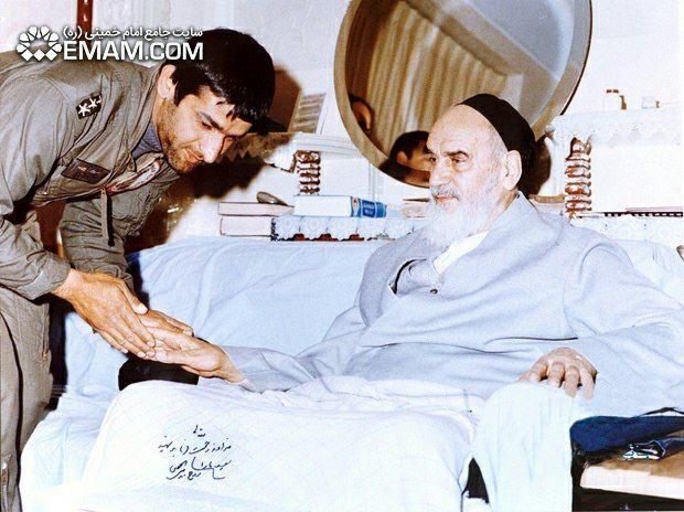 ۱۵ مرداد سال روز شهادت خلبان «عباس بابایی»؛  تصویری از دیدار این خلبان تیز پرواز ایرانی با امام خمینی(ره)